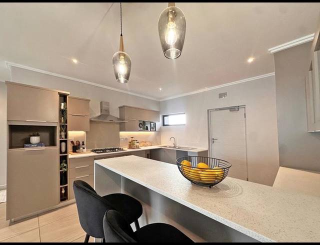 3 BEDROOM APARTMENT FOR SALE IN BRYANSTON